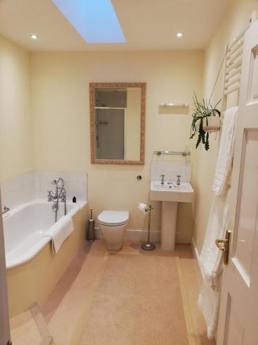 布里斯托Rusling House的带浴缸、卫生间和盥洗盆的浴室