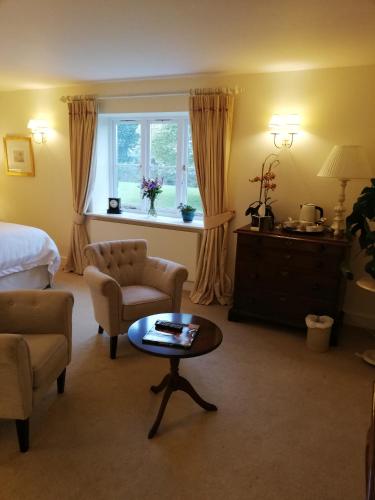 布里斯托Rusling House的一间卧室配有一张床、一张桌子和一个窗户。