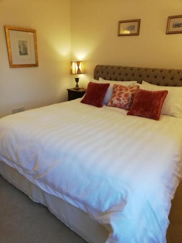 布里斯托Rusling House的卧室配有带红色枕头的大型白色床