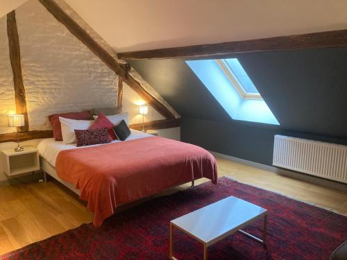 Harre奥索克斯帕萨住宿加早餐旅馆的一间卧室配有一张带红色毯子的大床