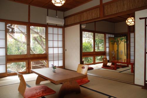 京都万治郎日式旅馆的客房设有桌椅和窗户。