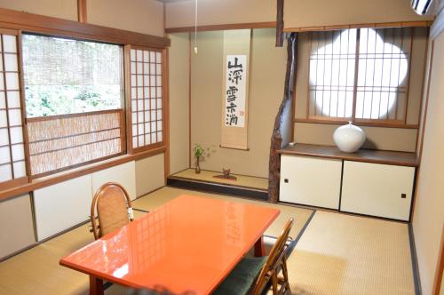 京都万治郎日式旅馆的一间带桌椅和窗户的用餐室