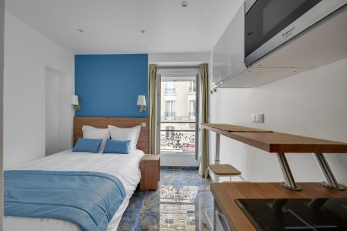 巴黎Le Bellevue的酒店客房,配有床和电视