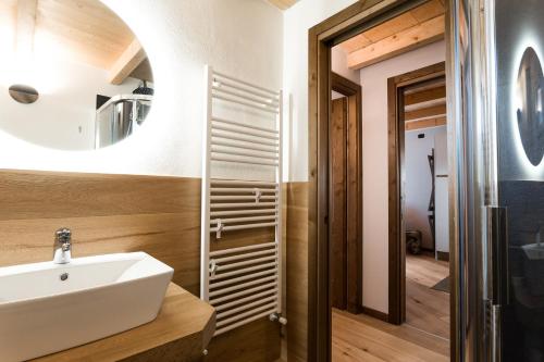 蓬泰迪莱尼奥Miki's Home - 2 bagni e giardino privato的一间带水槽和镜子的浴室