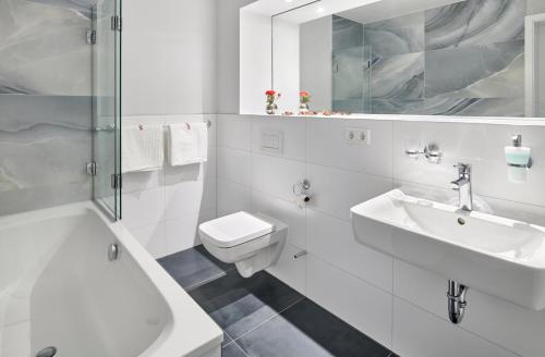莱比锡Bei Meyers - Leipzig Neue Messe的白色的浴室设有水槽和卫生间。