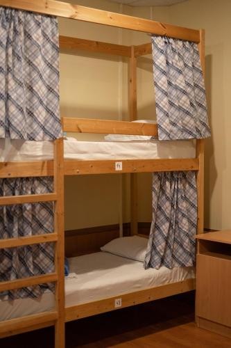 索契Хостел Чили的宿舍间的双层床位 - 带2张双层床