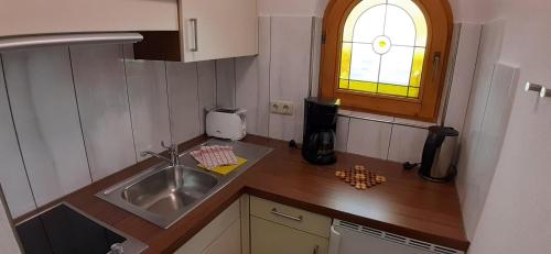 阿尔普巴赫谷地赖特Haus Thaler的一个带水槽和窗户的小厨房