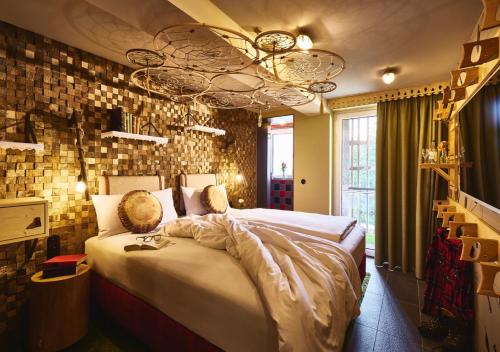 雷滕贝格KUKU Berghotel的一间卧室配有一张带吊灯的大床