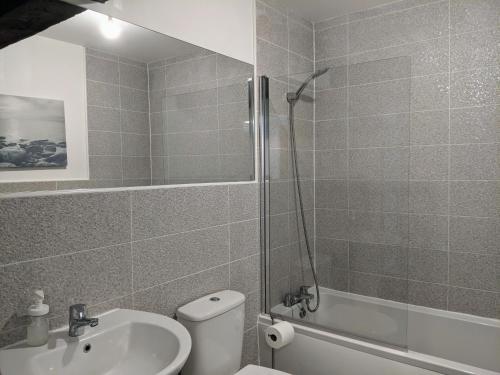 约克Riverside Apartment York的带淋浴、卫生间和盥洗盆的浴室