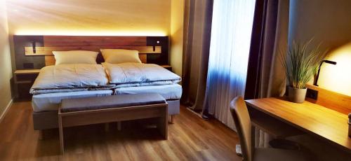 埃森Atelier Hotel Essen-City的一间小卧室,配有一张床和一张书桌