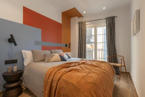 马拉加Attic Oasis的一间卧室设有一张大床和一个窗户。