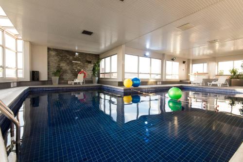 蒙得维的亚蒙得维的亚智选假日酒店的一座大型游泳池,里面装有五颜六色的球