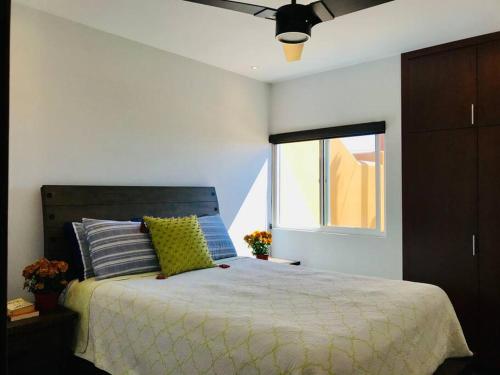 恩塞纳达港Adorable Casita w/Estuary & Ocean Views的一间卧室设有一张大床和一个窗户。