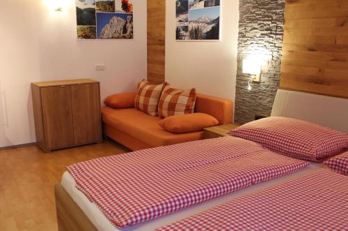 涅德劳太阳酒店的一间带两张床和一张沙发的客厅