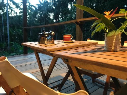 莱蒂西亚Amazona Lodge的甲板上的木桌和茶壶