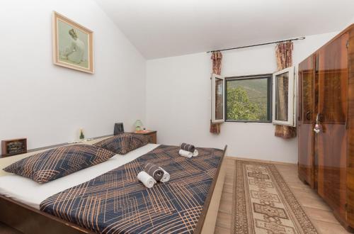 SlivnoHoliday home Frane的一间卧室配有一张带两个枕头的床