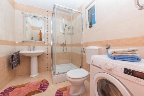 SlivnoHoliday home Frane的带淋浴卫生间和洗衣机的浴室