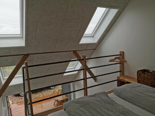 莱姆维Rikke og Franks Svineri的客房设有带窗户和床的楼梯。