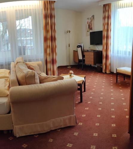 巴特皮尔蒙特巴德皮门特霍夫酒店的带沙发和电视的客厅