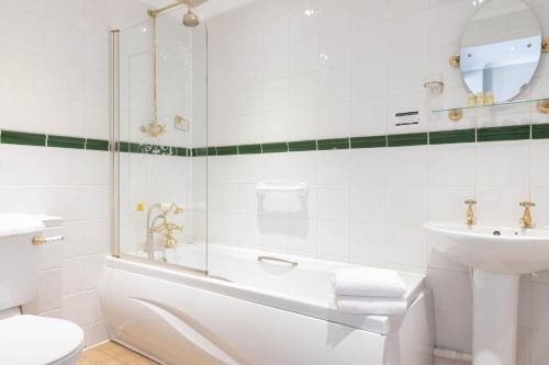 凯西克The Derwentwater Hotel的白色的浴室设有浴缸和水槽。