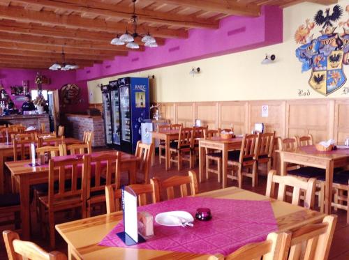 卡克特采Ubytovanie Anka Sučanská的餐厅设有木桌、椅子和紫色墙壁