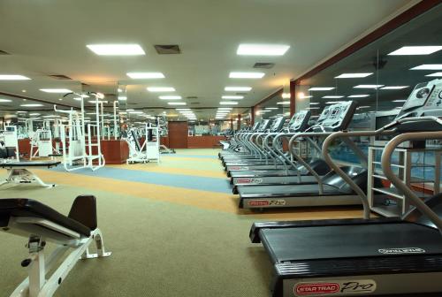 北京北京新世纪饭店的健身房,配有一排跑步机和机器