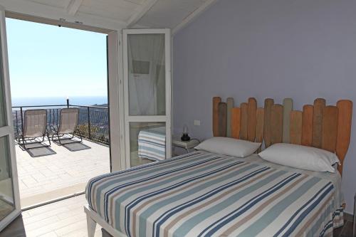 CogornoCA' DA TOLLO的一间卧室设有一张床,享有阳台的景色