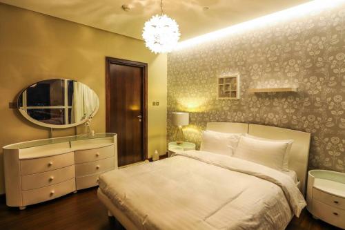 迪拜HIGHRISE APARTMENT ON THE 74TH FLOOR的一间卧室配有床、镜子和水槽