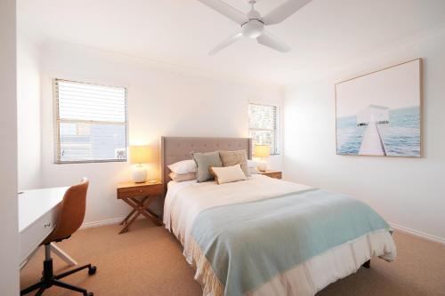 悉尼Harbour view huge 2 bedroom entire residence.的白色的卧室设有床、书桌和窗户