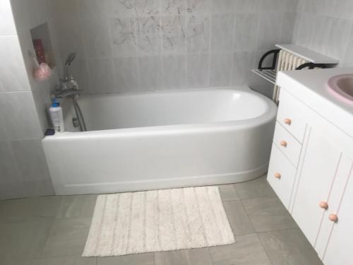 Hôpital-CamfroutAnnick的浴室配有白色浴缸及水槽