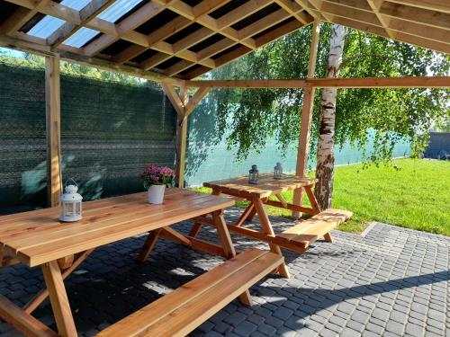 格但斯克Pokoje Gdańska Wyspa的木凉棚下设有两张野餐桌