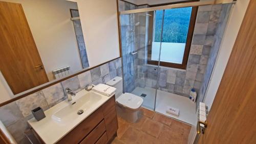 里波尔El Guitart的一间带水槽、卫生间和镜子的浴室