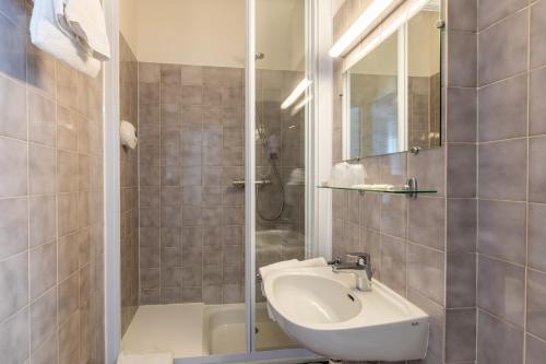 雷恩雷恩中央车站大西洋酒店的一间带水槽和淋浴的浴室