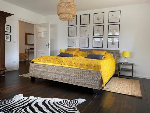 AntdorfFerienwohnung mit Alpenblick的一间卧室配有一张带黄色毯子的大床