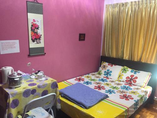 新加坡COMFORTABLE MASTERBEDROOM SUITE的小房间,配有床和两张桌子