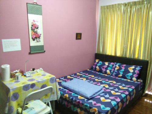 新加坡COMFORTABLE MASTERBEDROOM SUITE的小房间设有一张床和一张桌子
