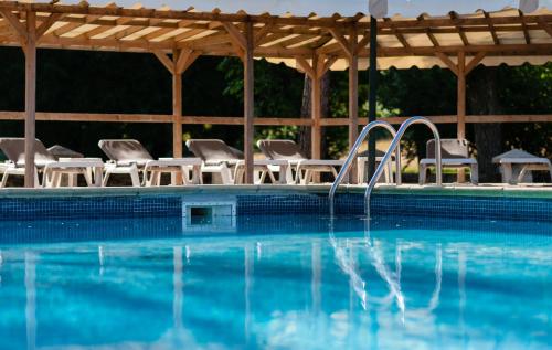 尼伊圣乔治拉根迪霍梅尔酒店的一个带椅子和滑梯的游泳池