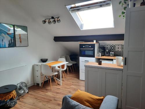 UssatSuperbe appartement pour 2, au cœur de l'Ariège!的一个带桌子和台面的小厨房