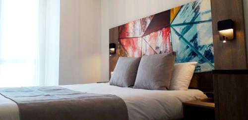 波尔多Appart-Hôtel Mer & Golf City Bordeaux Lac的一间卧室配有一张壁画床
