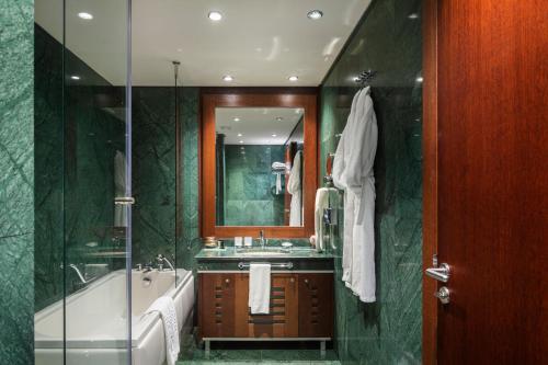 索非亚Grand Hotel Sofia的带浴缸、水槽和镜子的浴室