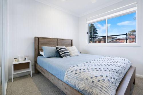 Lake IllawarraEntire Residential Home - Lake Illawarra Hampton的白色的卧室设有床和窗户