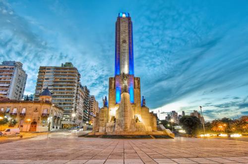 罗萨里奥Luminosos y modernos departamentos en Rosario的夜晚在城市里高耸的塔楼