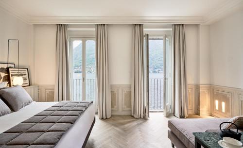 波尼亚纳拉廖科莫湖拉里奥公寓式酒店的一间卧室设有一张床和一个大窗户
