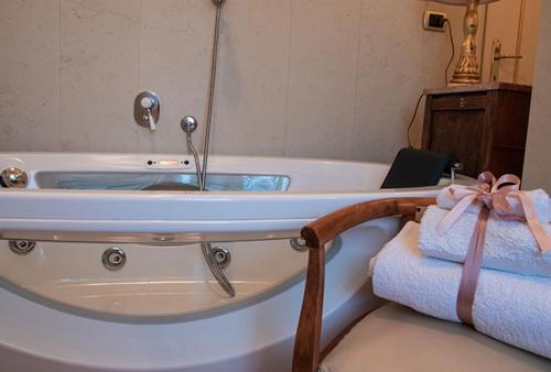 坎波巴索Residenza Cesare的带浴缸和水槽的浴室