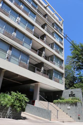 亚松森START Villa Morra Rent Apartments的公寓大楼前方设有楼梯