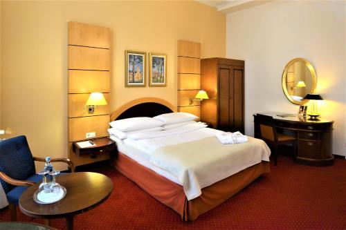 威斯巴登埃姆考奇博恩酒店的配有一张大床和镜子的酒店客房