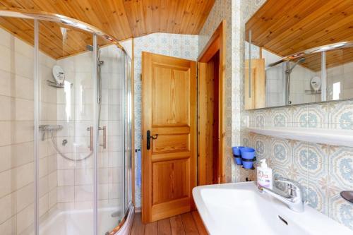 莫尔金斯Chalet ChouChou的带淋浴、浴缸和盥洗盆的浴室