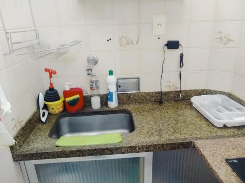 里约热内卢森塔纳坦姆波拉达 - 科帕卡巴纳圣母公寓的厨房台面设有水槽和水槽