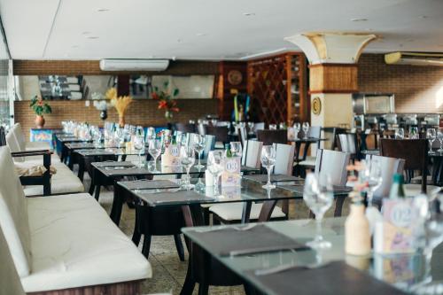 巴雷里尼亚斯Gran Lençois Resort的用餐室配有桌椅和酒杯