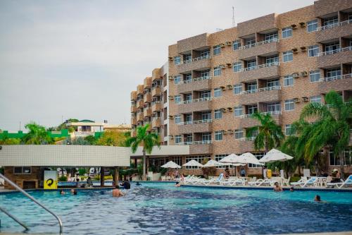 巴雷里尼亚斯Gran Lençois Resort的一座大建筑前的游泳池